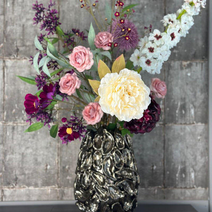 Herfstboeket Jacomijn van BloomFever met luxe zijden bloemen en groene bladtakken