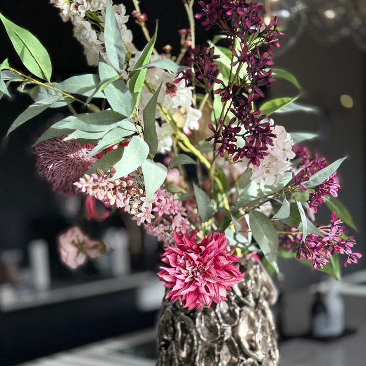 Zijdenbloemenboeket Jacomijn met zachte tinten en levensechte textuur, samengesteld in een ronde vorm.