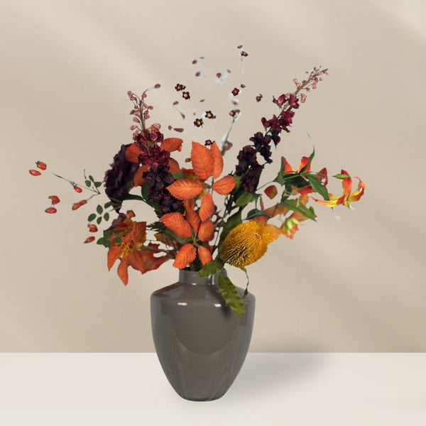 Zijden bloemenboeket Laurien met bordeaux rozen, oranje dahlia’s en bordeaux hortensia’s in herfstkleuren