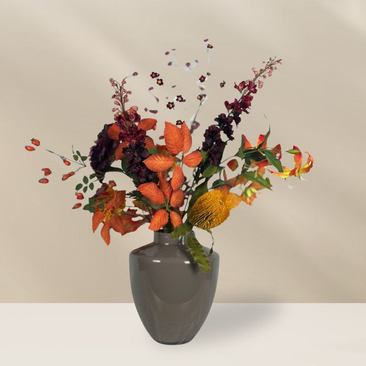 Zijden bloemenboeket Laurien met bordeaux rozen, oranje dahlia’s en bordeaux hortensia’s in herfstkleuren