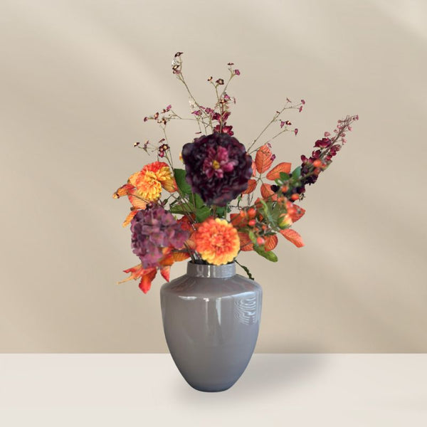Zijden bloemenboeket Laurien met bordeaux rozen, oranje dahlia’s en bordeaux hortensia’s in herfstkleuren