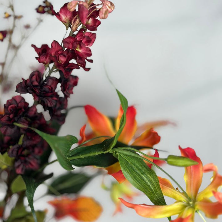 Luxe herfstboeket Laurien van BloomFever met bordeaux en oranje bloemen, perfect voor in huis of als cadeau