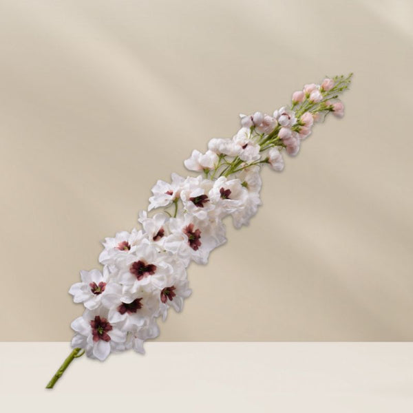 Silk-ka zijden witte lupine tak 109 cm – realistische kunstbloem met hoge, luchtige witte bloemen, ideaal voor vazen en stijlvolle boeketten, verkrijgbaar bij Bloomfever.