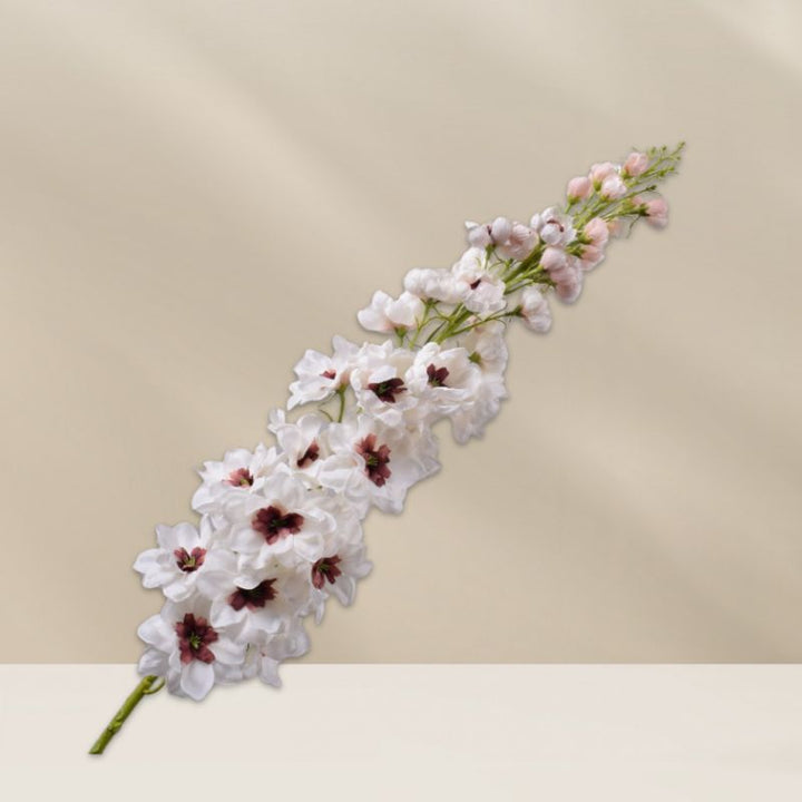 Silk-ka zijden witte lupine tak 109 cm – realistische kunstbloem met hoge, luchtige witte bloemen, ideaal voor vazen en stijlvolle boeketten, verkrijgbaar bij Bloomfever.