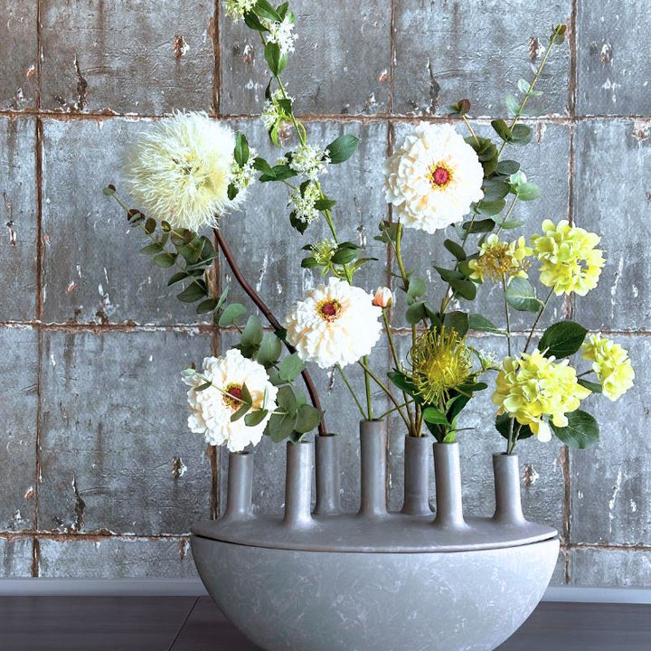 prachtige keramieke Passionata vaas van peri living gestyled met de zijden bloemen van bloomfever in de kleuren wit en groen 
