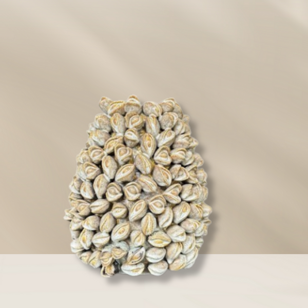 Keramieken pistachio m vaas van Periliving in beige met levensechte pistache nootjes, verkrijgbaar bij BloomFever