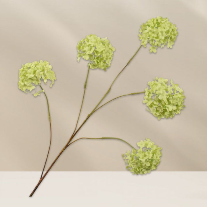 Silk-ka zijden groene sneeuwbal tak 106 cm – realistische kunstbloem met ronde groene bloemen, ideaal voor hoge vazen en decoratieve boeketten, verkrijgbaar bij Bloomfever.