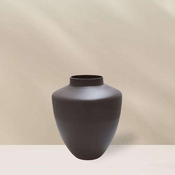 Mondgeblazen glazen vaas Tugela earth van Vase The World in taupe kleur, handgemaakt en ideaal als eyecatcher met of zonder bloemen. Verkrijgbaar bij BloomFever.