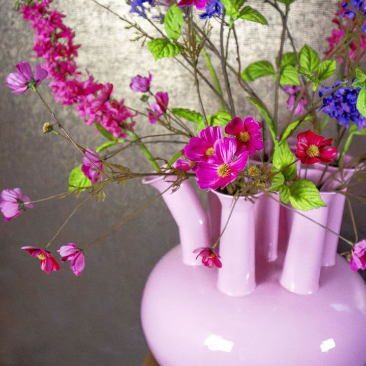 tulpenvaas xl formaat23x23x23 in kleur roze. Materiaal emaille. Schittererd pronkstuk uit de collectie van BloomFever. Gestyled met zijden bloemen in de kleuren paars en fuchsia