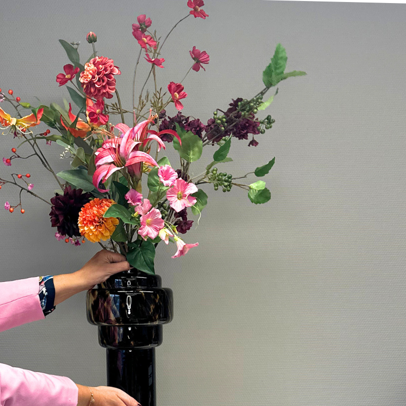 Een Zenzi boeket van zijden bloemen in een stijlvolle Emily panter vaas. In de hand gepresenteerd. Beschikbaar via ons bloemenabonnement voor €27,95 per maand. Prachtige kleuren en variëteiten voor een blijvend mooi interieur